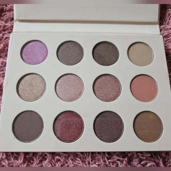🆕️ BCBGeneration | BABE | Eyeshadow Palette | Shimmer | Matte | NWT - Picture 2 of 7